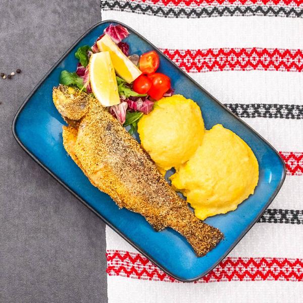 Păstrăv prăjit în crustă de mălai cu sos de usturoi și mămăliguță